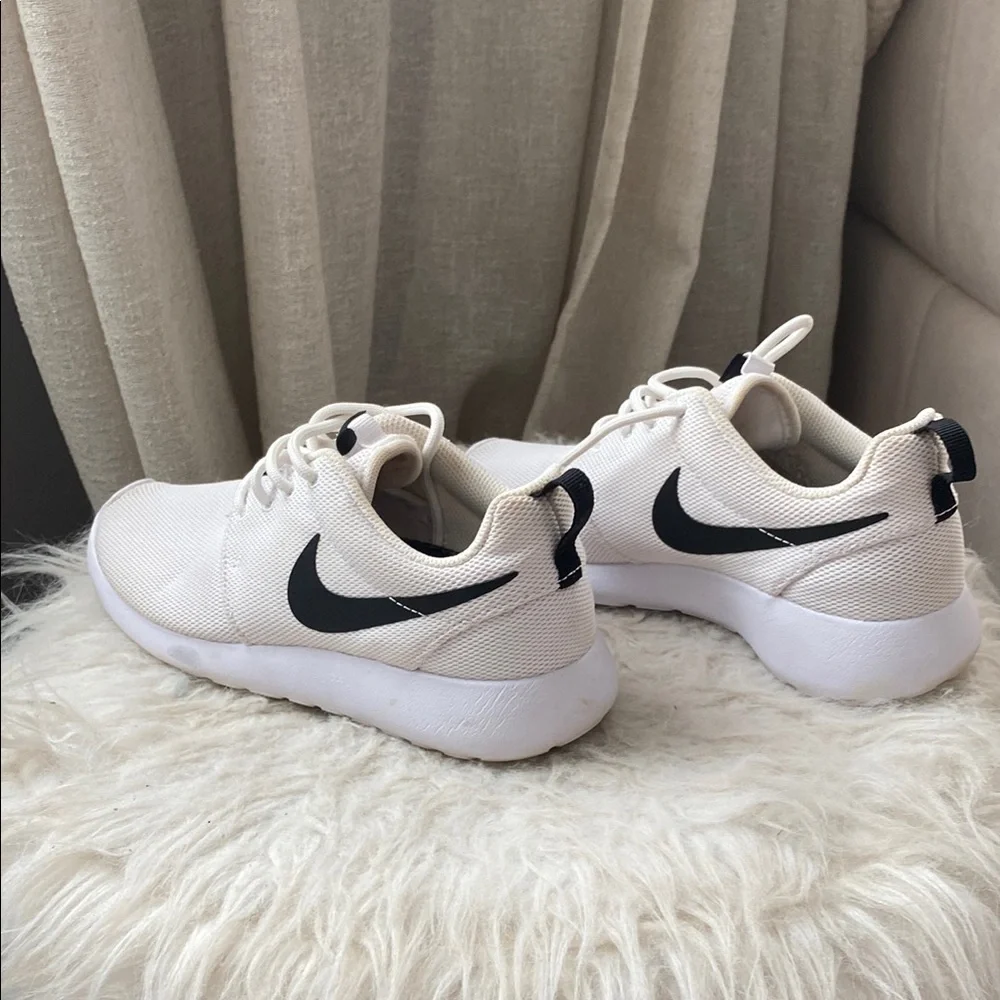 NIKE ROSHE Lightweight Minimalist Sneakers, size 6